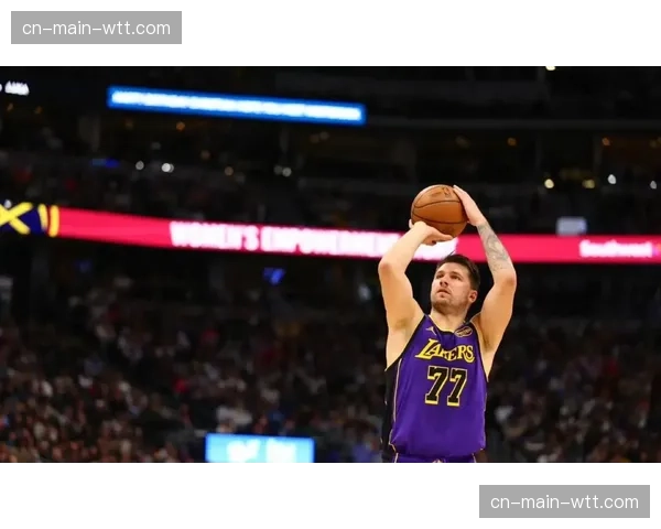 东契奇半场砍下30分，独行侠与凯尔特人战成胶着