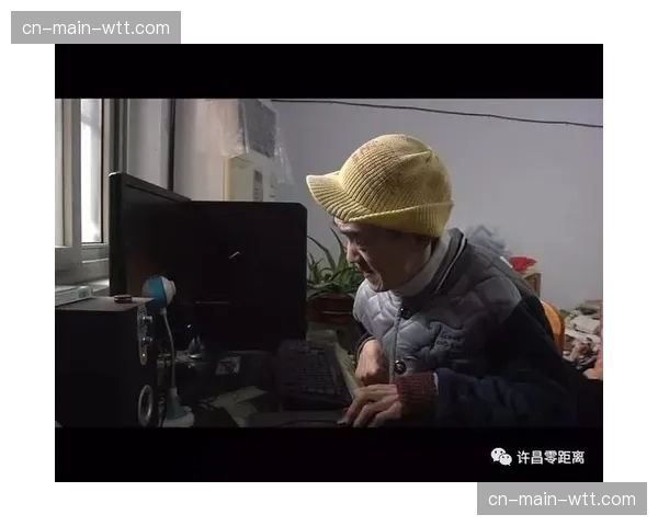 人物聚焦：镜头下的“望远镜”——场边专职记录定位球战术的球探