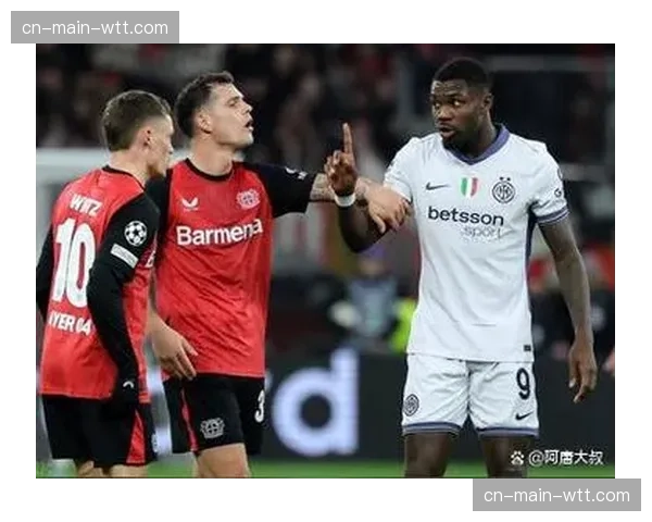 特写：勒沃库森球迷在比赛第34分钟举起横幅纪念俱乐部成立年份