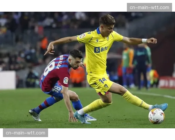 加的斯球员在比赛中频繁与主裁判沟通,表达对对手进攻球员假摔以规避压迫的不满 加的斯球员在比赛中频繁与主裁判沟通,表达对对手进攻球员假摔以规避压迫的不满